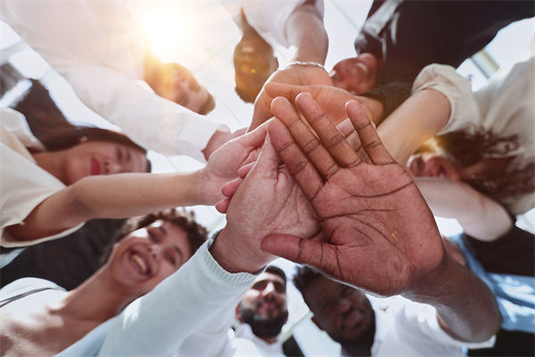 跨國企業(yè)如何管理文化差異以實現(xiàn)全球戰(zhàn)略協(xié)同？