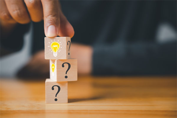 在制定企業(yè)戰(zhàn)略規(guī)劃時，如何平衡短期與長期目標(biāo)？